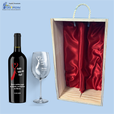 Garrafa de vinho, copo gravado e caixa de presente de madeira com forro vermelho