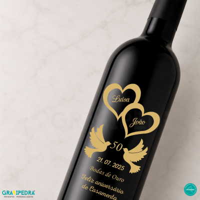 Garrafa de vinho preta com design dourado comemorativo de bodas de ouro
