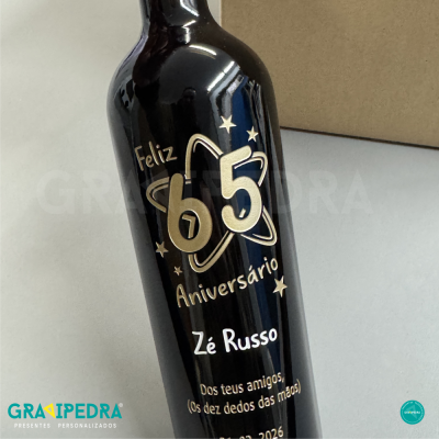Garrafa preta personalizada para 65º aniversário com texto dourado e branco