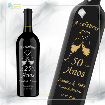 Garrafas de vinho para celebração de 25 e 50 anos com design de taças a brindar e nomes com datas