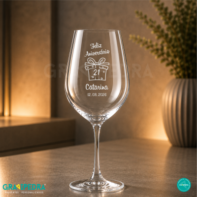 Taça de vinho personalizada com texto e desenho em ambiente acolhedor