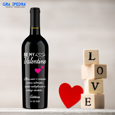 Garrafa de vinho com rótulo personalizado, blocos de madeira com texto LOVE e coração vermelho