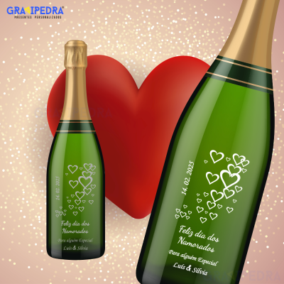 Garrafa de champanhe verde com rótulo de corações e texto personalizado para dia dos namorados