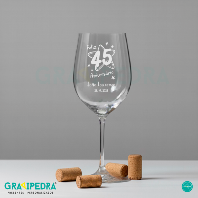 Taça de vidro personalizada para 45.º aniversário com rolhas de vinho ao redor