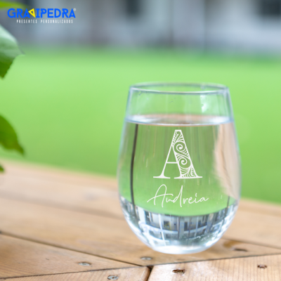 Copo de vidro decorado com letra A e nome Andreia