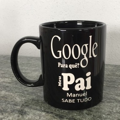 Caneca preta com texto branco em superfície de pedra cinzenta
