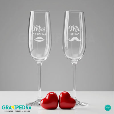 Duas taças de champanhe personalizadas Mrs. Carolina e Mr. Bruno com dois corações vermelhos na base