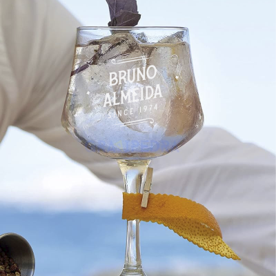 Copo de vidro com gelo e decoração à beira-mar