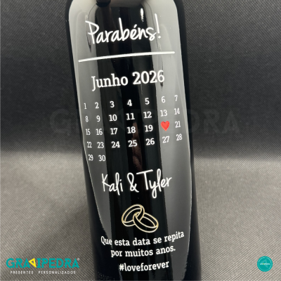 Garrafa preta com calendário e texto comemorativo de Junho 2026