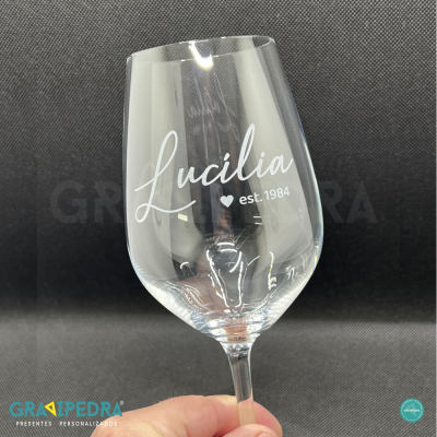 Copo de vidro transparente personalizado com texto branco Lucília est. 1984