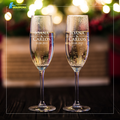 Duas taças de champanhe com gravação personalizada e líquido espumante