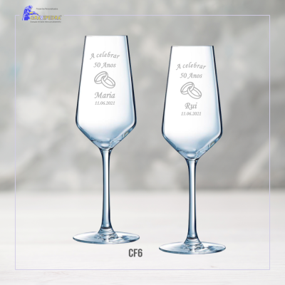 Dois copos de vinho gravados para celebração de 50 anos com nomes Maria e Rui e a data 11.06.2021