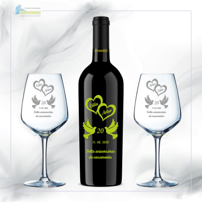 Garrafa de vinho preta e dois copos personalizados com texto verde para festa de casamento