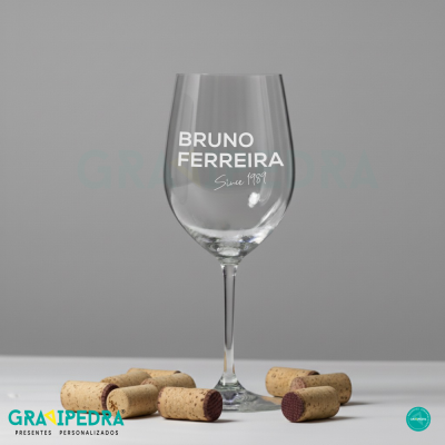 Taça de vinho transparente com texto branco e rolhas ao redor