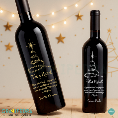 Garrafas de vinho preto com etiquetas de Natal personalizadas e decoração festiva.