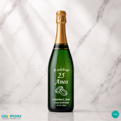Garrafa verde de champanhe com rótulo personalizado a celebrar 25 anos