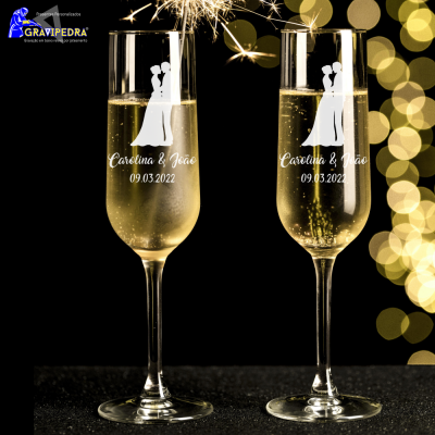 Taças de champanhe gravadas com nomes e data para evento especial