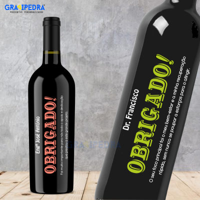 Garrafa de vinho preta com rótulo personalizado e textos Obrigado