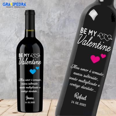 Garrafas de vinho personalizadas com texto romântico em português e corações coloridos