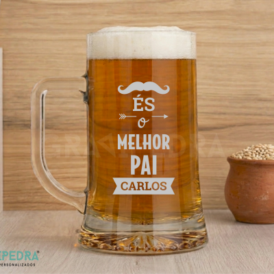 Caneca de vidro cheia de cerveja com texto personalizado em branco