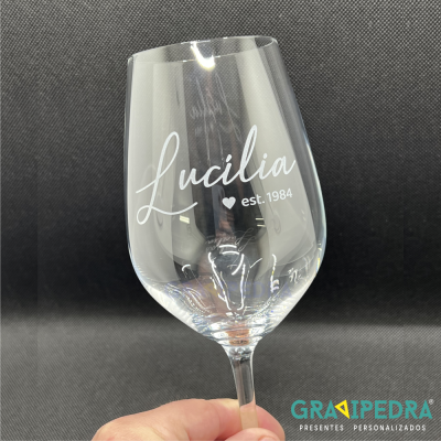 Taça de vinho personalizada com nome Lucília e est. 1984