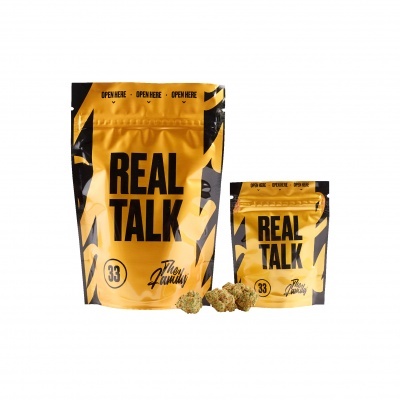 Pacotes amarelos e pretos com texto Real Talk com flores à frente