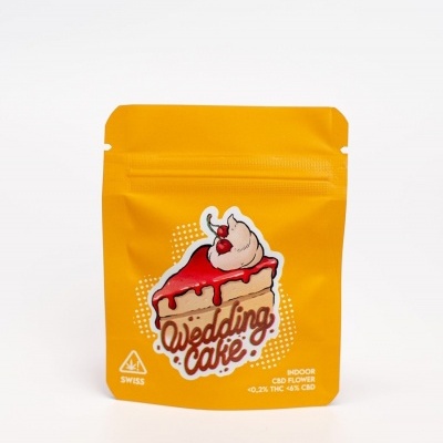 Embalagem amarela com ilustração de bolo e texto Wedding Cake