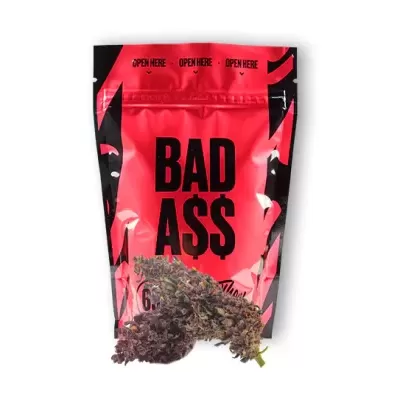 Embalagem vermelha e preta com texto BAD A$$ e dois cachos de flores roxas