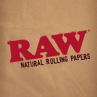Saco castanho com logótipo vermelho RAW e texto NATURAL ROLLING PAPERS
