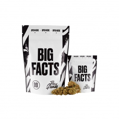 Embalagens brancas com texto BIG FACTS e flores de cânhamo