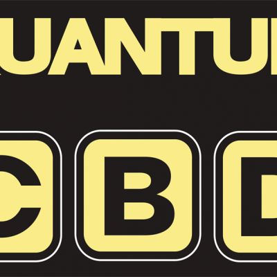 Texto QUANTUM com letras CBD em quadrados numa cor amarela sobre fundo preto