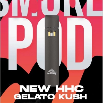 Dispositivo vape preto Them Family com texto New HHC Gelato Kush em fundo colorido