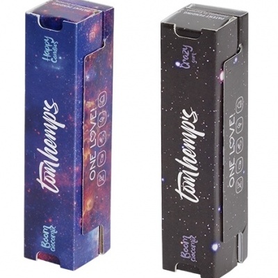 Duas embalagens Tom Lemmys com padrões de galáxia, azul e preta
