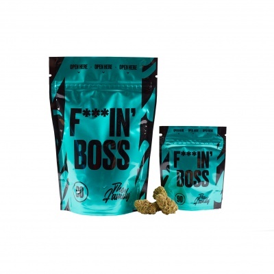 duas embalagens azuis e pretas com texto F**IN' BOSS e três pedaços de produto castanho