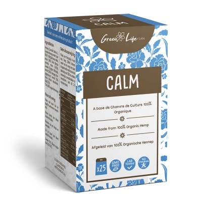 Embalagem do produto CALM da Green Life Labs com padrão floral azul e branco