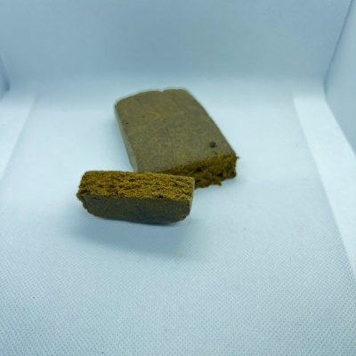 Bloco quadrado castanho sólido com uma peça cortada à frente em tecido branco