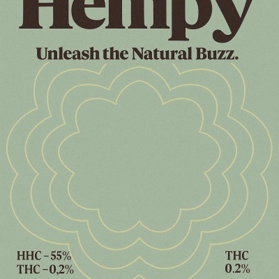 Rótulo com texto Bless Hempy e AK 47 em fundo verde claro e flores amarelas
