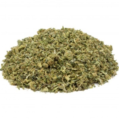 Montão de erva seca triturada verde e castanha sobre fundo branco