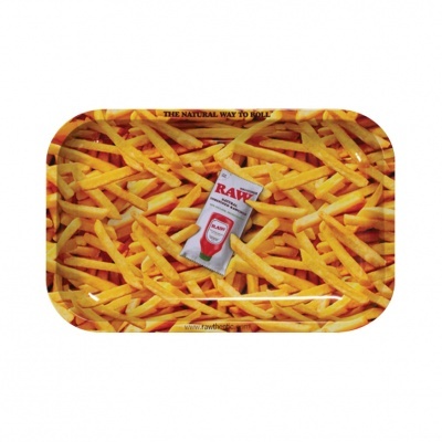 Tabuleiro com imagem de batatas fritas e pacote de ketchup RAW.