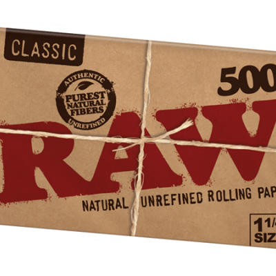 Pacote de papel RAW Classic para enrolar cigarro em cor castanha com texto vermelho e preto, amarrado com cordel branco