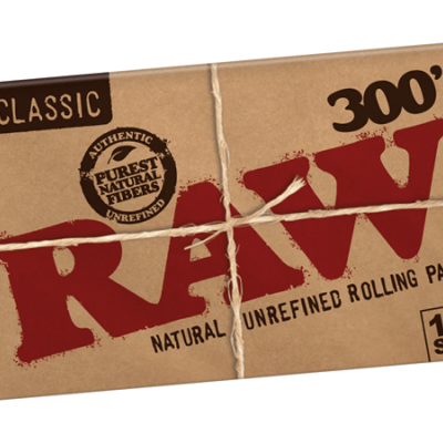 Pacote de papel para enrolar RAW Classic 300's castanho com letras vermelhas e texto preto amarrado com cordel branco