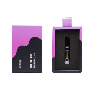 Cartucho de cera com embalagem roxa e preta, texto branco, conteúdo líquido amarelo visível