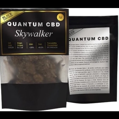 Embalagem preta de CBD QUANTUM Skywalker com etiquetas preta e dourada, texto legível com informações do produto