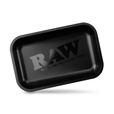 Bandeja preta de metal com texto RAW NATURAL UNREFINED ROLLING PAPERS