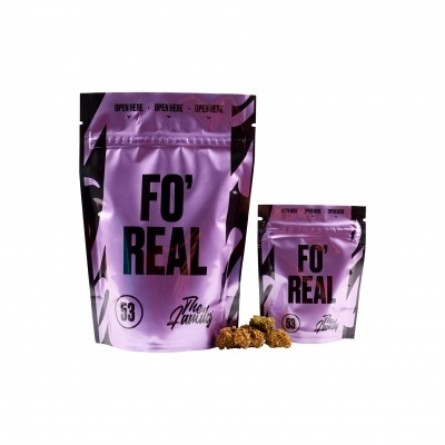 Sacos rosados metálicos com texto FO' REAL e flores secas à frente