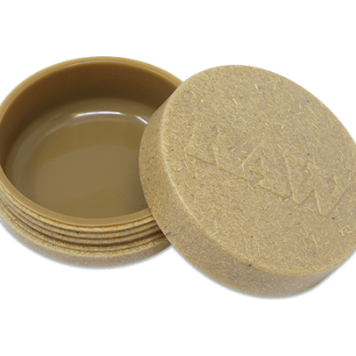 Pote redondo bege com tampa gravada RAW e interior castanho