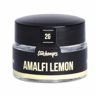 frasco pequeno de vidro com tampa preta e rótulo preto com texto AMALFI LEMON