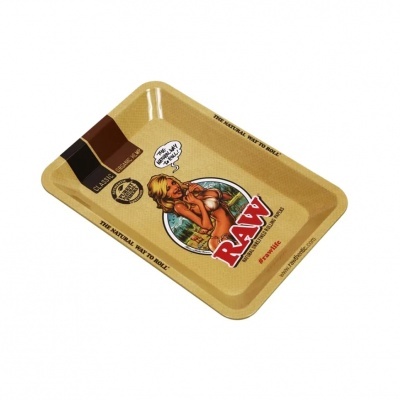 Tabuleiro metálico RAW com design vintage e texto em bege, vermelho, preto e castanho