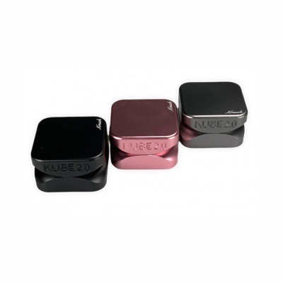 Caixas metálicas quadradas KUBE 2.0 em preto, rosa e cinza