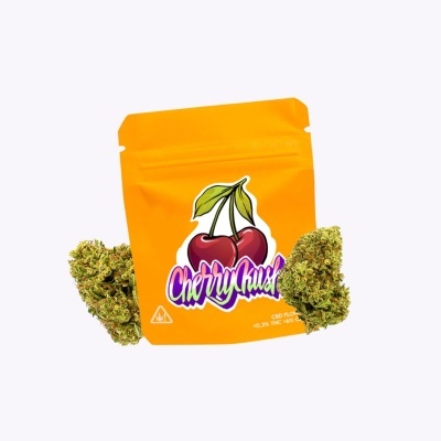 Embalagem laranja Cherry Kush com desenho de cerejas e flores secas verdes